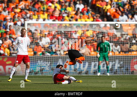 Wesley Sneijder des Pays-Bas bondit sur un plaquage lors d'une Coupe du Monde FIFA 2010 match de football contre le Danemark le 14 juin 2010 Banque D'Images