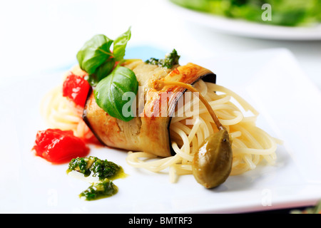 Spaghetti dans une tranche d'aubergine frite Banque D'Images
