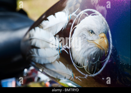 Moto Harley custom airbrushed bike réservoir avec l'aigle chauve dans un Dream Catcher Banque D'Images