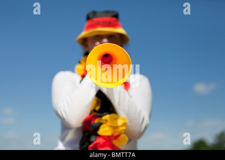 Soccer féminin le ventilateur souffle vuvuzela Banque D'Images