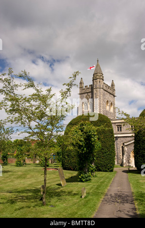 Un chemin à travers le parc et l'église de St Mary's Parish Church Amersham Bucks UK Banque D'Images