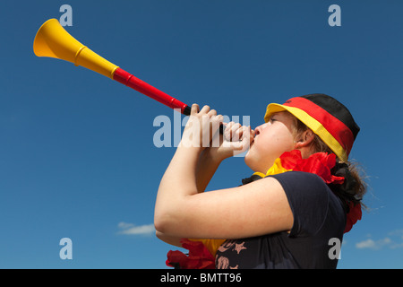 Soccer féminin le ventilateur souffle vuvuzela Banque D'Images