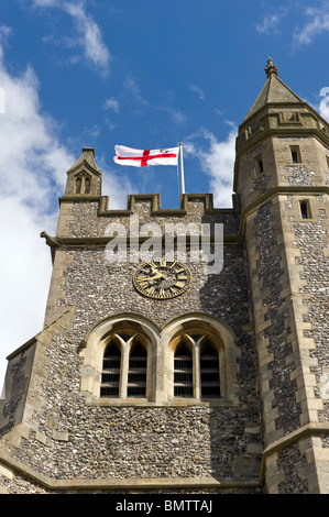 Drapeau national anglais de l'église clocher de l'église paroissiale de St Mary's old Amersham Bucks UK Banque D'Images