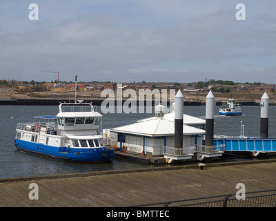 La borne des boucliers Ferry à South Shields transportant des passagers sur un service régulier de l'autre côté de la rivière Tyne à North Shields Banque D'Images