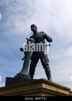 Statue en bronze d'un matelot de la marine marchande Custom House Memorial South Shields Tyne et Wear dévoilée par la comtesse Mountbatten 1990 Banque D'Images