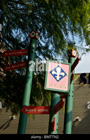 Bilingue français et anglais signe pointeur posts en centre-ville revitalisé Lafayette LA Banque D'Images