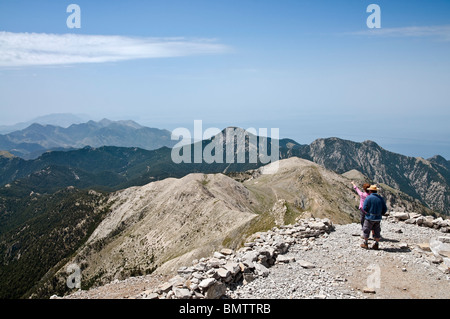 Les marcheurs en profitant de la vue depuis le haut de Profitis Ilias, Messénie Laconie / Sud du Péloponnèse, Grèce. voir la description correspondante. Banque D'Images