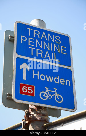 Trans Pennine Trail et randonnée à vélo 65 signe à Howden dans Hemingbrough près de Selby, North Yorkshire, Angleterre, Royaume-Uni. Banque D'Images