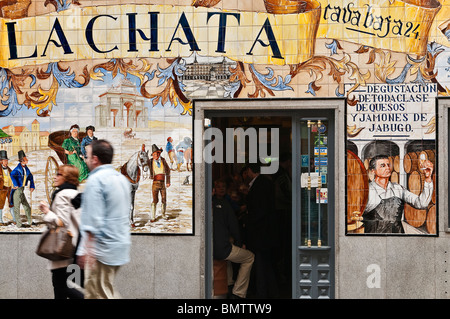 Un bar à tapas très décorée avec des carreaux dans la calle de la Cava Baja dans le quartier La Latina, le centre de Madrid, Espagne Banque D'Images