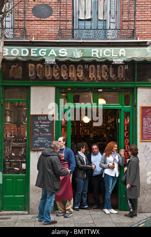 Un bar à tapas dans la calle de la Cava Baja dans le quartier La Latina, le centre de Madrid, Espagne Banque D'Images
