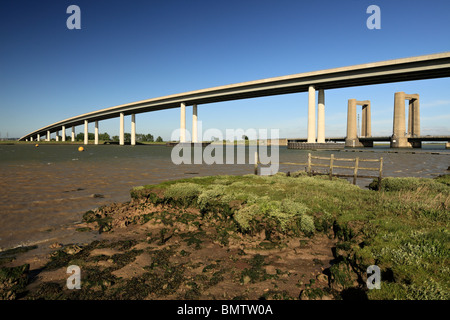 La nouvelle île de Sheppey crossing domine la vieille Kingsferry crossing. Banque D'Images