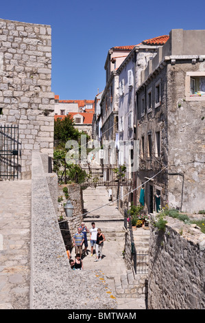 Les touristes à marcher le long de la jolie rues étroites de la vieille ville de Dubrovnik Banque D'Images