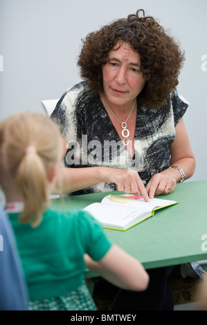 Auteure de Francesca Simon livre signature où les auteurs répondent à leurs fans à Hay Festival 2010 Hay-on-Wye Powys Pays de Galles UK Banque D'Images