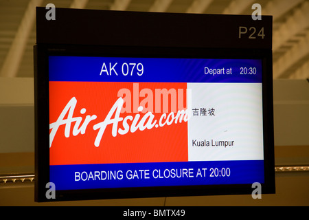 Airasia vérifier dans 24 signer l'aéroport Chek Lap Kok Banque D'Images