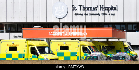 Ambulances à l'entrée de l'hôpital pour Accident & Emergency department Banque D'Images