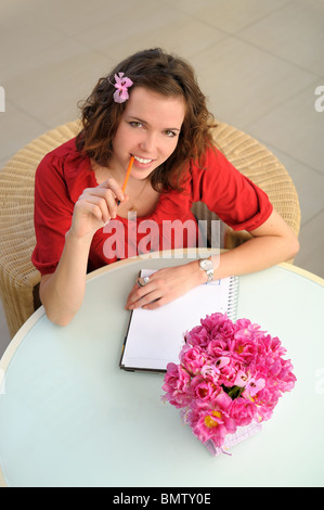 Jeune fille étudiante studding in library-smiling Banque D'Images