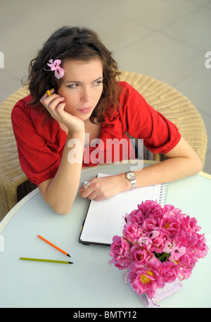 Jeune fille étudiante studding in library-penser Banque D'Images