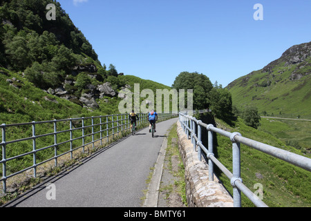 Les cyclistes sur le chemin de fer Glen Ogle Écosse Juin 2010 Banque D'Images