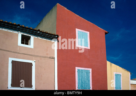 Colorés ou colorés Maison Rouge et Jaune Façade de Maisons de Village Roussillon Luberon Vaucluse provence france Banque D'Images