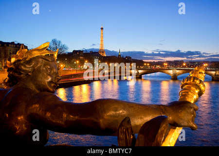 Paris, le Pont Alexandre III de nuit Banque D'Images