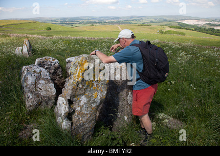 Réputé pour être le plus haut tombe mégalithique en Grande-Bretagne, cinq puits recloisonnées cairn est près des villages de Taddington et Chelmorton Banque D'Images