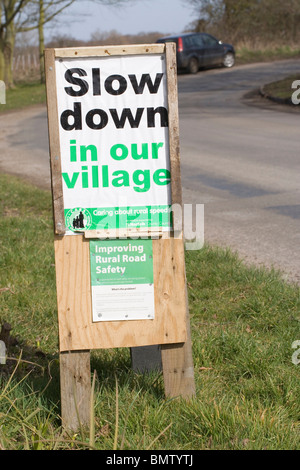 Signes ; l'amélioration de la sécurité en milieu rural. "Dans notre village". Hickling. Le Norfolk. L'East Anglia. L'Angleterre. UK. Go. Banque D'Images