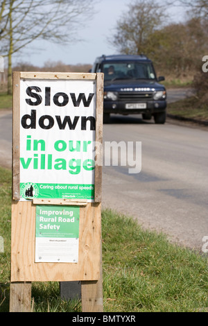 Signes ; l'amélioration de la sécurité en milieu rural. "Dans notre village". Hickling. Le Norfolk. L'East Anglia. L'Angleterre. UK. Go. Banque D'Images