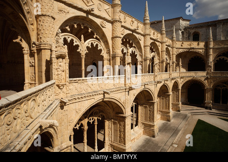 Deux étages décorées des cloîtres et cour de monastère Mosteiro dos Jeronimos Jerominos à Belém, Lisbonne, Portugal, Europe Banque D'Images