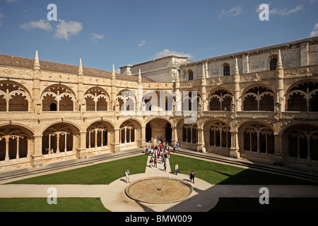 Deux étages décorées des cloîtres et cour de monastère Mosteiro dos Jeronimos Jerominos à Belém, Lisbonne, Portugal, Europe Banque D'Images