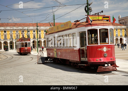 Tramway rouge historique sur place du Commerce Praca do Comercio ou Terreiro do Paco à Lisbonne, Portugal, Europe Banque D'Images