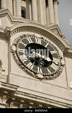 Cathédrale St Paul de Londres de l'horloge Banque D'Images