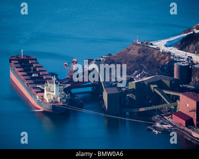 Dans le port de Narvik à l'Ofotfjord un cargo chargé de minerai de fer. Banque D'Images