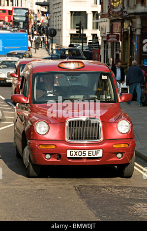 Taxi rouge dans la ville de Londres Banque D'Images