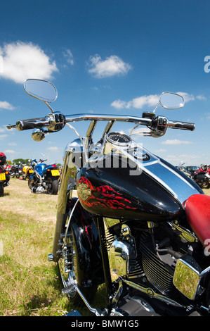 Harley Davidson CVO Fatbob moto personnalisée à un bike show en Angleterre Banque D'Images