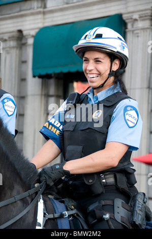 Agent de police féminin riding horse Montréal Canada Banque D'Images