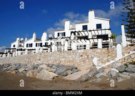 Beachside apartments, Sitio de Calahonda, Mijas Costa, Costa del Sol, la province de Malaga, Andalousie, Espagne, Europe de l'Ouest. Banque D'Images