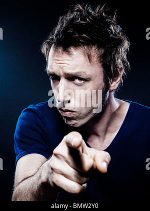 Studio portrait sur fond noir d'un drôle de couple expressif menace de pointage Banque D'Images