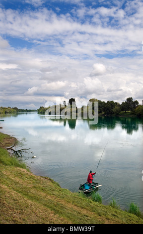 La pêche sur la rivière Dordogne à proximité de Castillon-la-Bataille, Aquitaine, France Banque D'Images