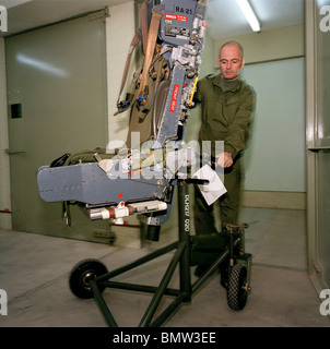 RAF Des flèches rouges Caporal armurier Mal Faulder tirant siège éjectable Hawk de BAE Systems dans le hangar de la RAF. Banque D'Images