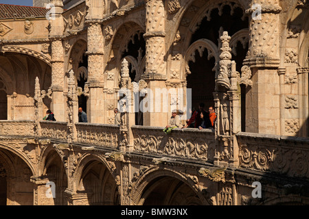 Deux étages décorées des cloîtres et cour de monastère Mosteiro dos Jeronimos Jerominos à Belém, Lisbonne, Portugal, Europe Banque D'Images