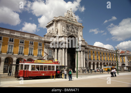 Rouge historique tramway en face de l'Arc de triomphe sur la place Praça do Comercio Commerce ou Terreiro do Paco à Lisbonne Banque D'Images