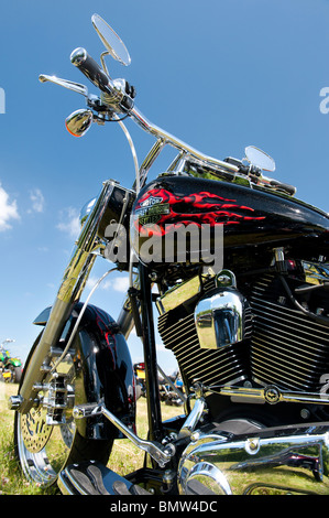 Harley Davidson CVO Fatbob moto personnalisée à un bike show en Angleterre Banque D'Images