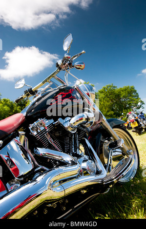 Harley Davidson CVO Fatbob moto personnalisée à un bike show en Angleterre Banque D'Images