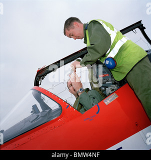 Les membres de la 'Flèche Rouge', la Royal Air Force britannique Aerobatic Team, se préparer pour le prochain vol à Chypre. Banque D'Images
