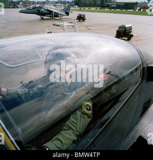 Pilote de chasse de la RAF dans les avions d'attaque au sol Harrier à RAF Wittering. Banque D'Images