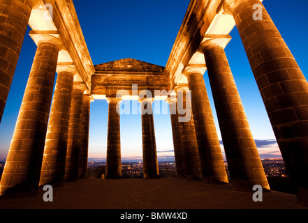 Penshaw Monument éclairé au crépuscule avec un fond de ciel bleu derrière, Tyne & Wear. Banque D'Images