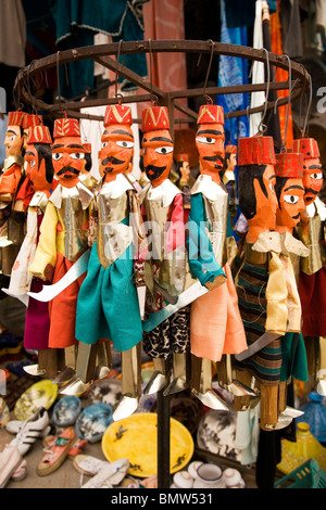 Poupées d'Afrique du Nord face rouge accrocher dans un marché à Djerba (Tunisie). Banque D'Images