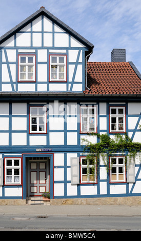 Farben Fachwerkhaus, blau weiß, Goslar, Allemagne. - Maison à pans de bois, couleurs couleurs bleu blanc, Goslar, Allemagne. Banque D'Images