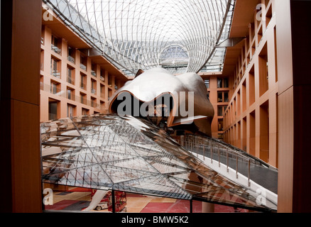 Une sculpture moderne à l'intérieur d'une banque près de la porte de Brandebourg Berlin Allemagne Banque D'Images