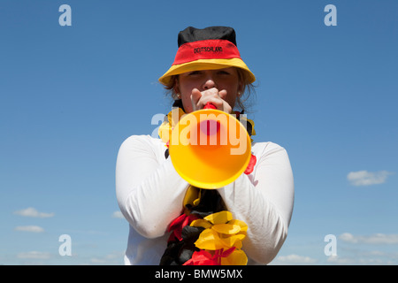 Soccer féminin le ventilateur souffle vuvuzela Banque D'Images